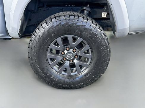 Used 2021 Toyota Tacoma SR5 AWD/4WD image 34