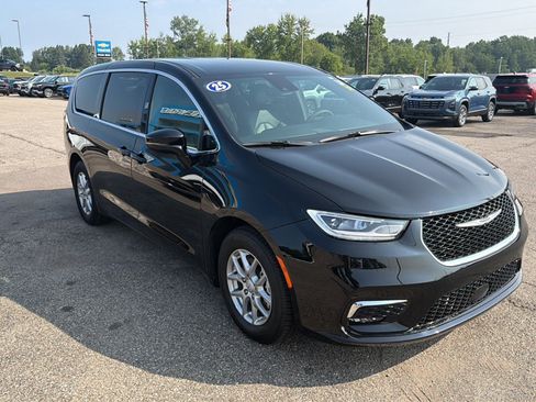 Used 2025 Chrysler Pacifica Select FWD image 3