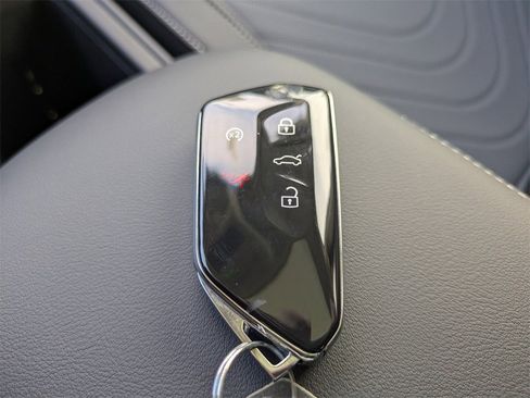 New 2025 Volkswagen Tiguan SE image 28