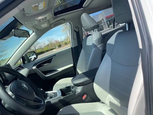 Used 2022 Toyota RAV4 XLE Premium image 9