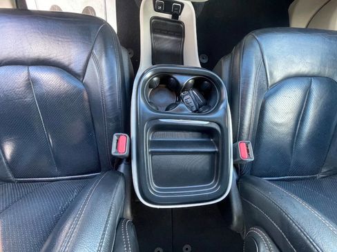 Used 2018 Chrysler Pacifica Touring-L image 13