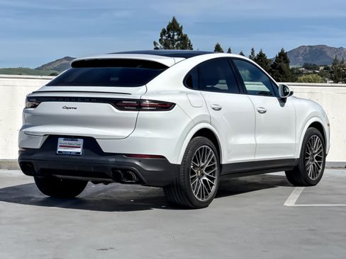 Used 2022 Porsche Cayenne Platinum Edition image 8