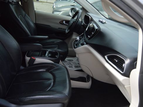 Used 2018 Chrysler Pacifica Touring-L w/ Advanced Safetytec Group image 21