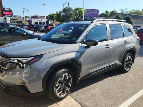 Used 2025 Subaru Forester Premium AWD/4WD image 9