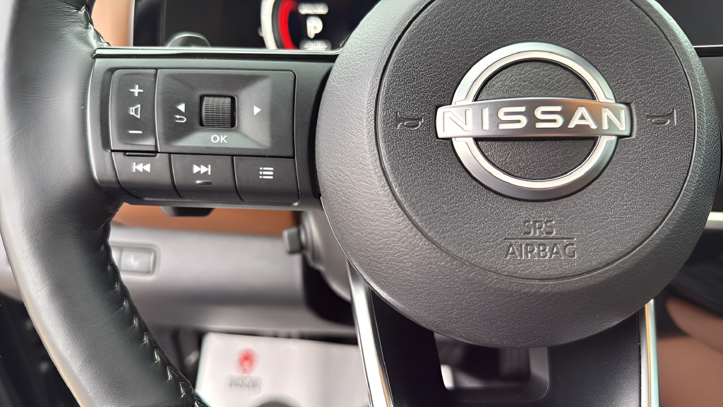 Used 2022 Nissan Pathfinder Platinum w/ Cargo Package AWD/4WD image 16
