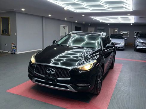 Used 2017 INFINITI QX30 Premium w/ Navigation Package image 2
