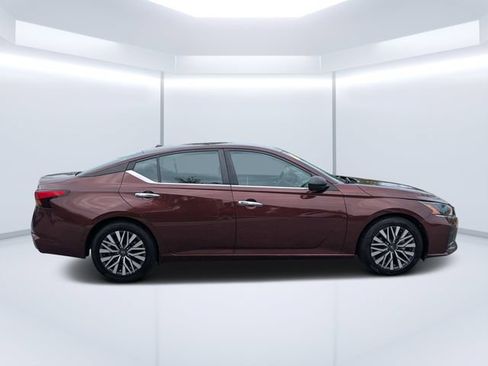 Used 2024 Nissan Altima 2.5 SV FWD image 2