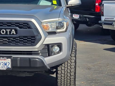 Used 2018 Toyota Tacoma TRD Off-Road w/ Technology Package AWD/4WD image 3