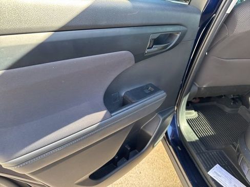 Used 2022 Toyota Highlander L image 16