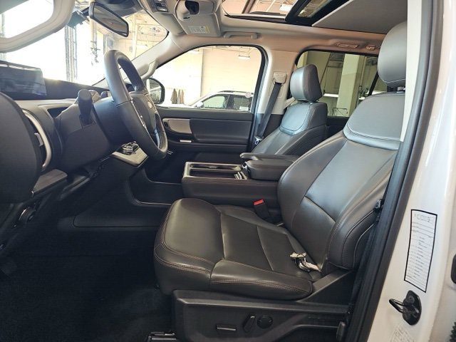Used 2025 Ford Expedition Active AWD/4WD image 9