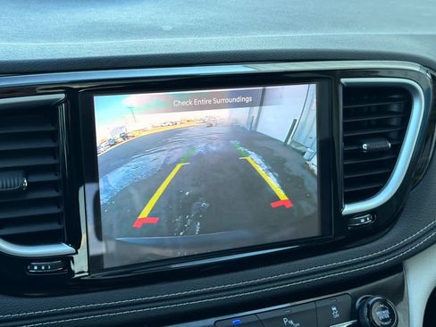 Used 2023 Chrysler Pacifica Limited image 21