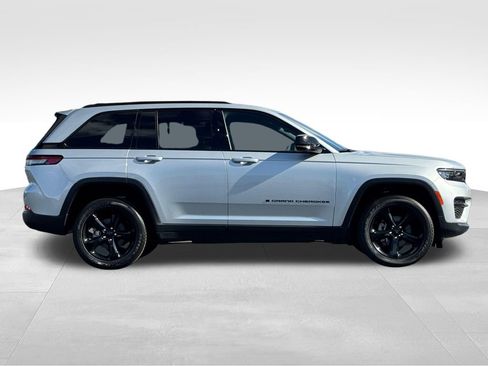 Used 2024 Jeep Grand Cherokee Altitude AWD/4WD image 8