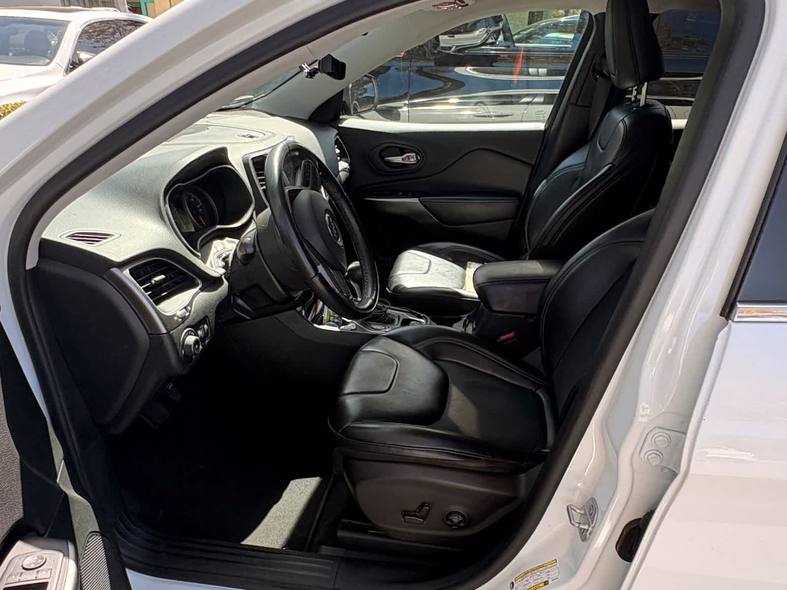Used 2019 Jeep Cherokee Latitude Plus FWD image 29