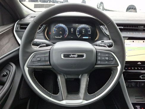 New 2026 Jeep Grand Cherokee Altitude image 16