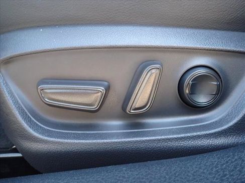 Used 2020 Toyota Camry SE FWD image 11