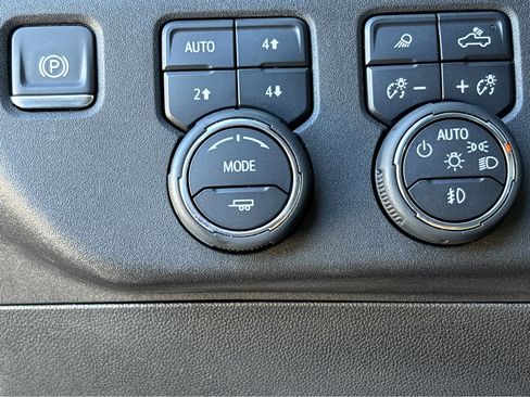 Used 2024 Chevrolet Silverado 2500 LT w/ Convenience Package image 11