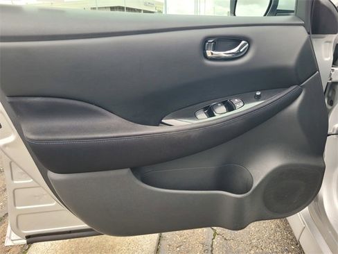 Used 2018 Nissan Leaf SV w/ SV Technology Package image 18