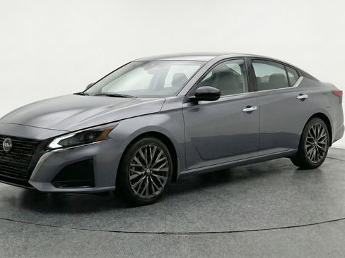 Used 2025 Nissan Altima 2.5 SV FWD image 3
