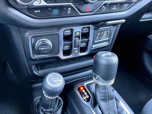 Used 2025 Jeep Wrangler Unlimited Sahara w/ Safety Group AWD/4WD image 12