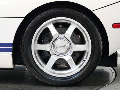 Used 2005 Ford GT RWD image 11