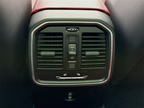 Used 2025 Porsche Macan image 28