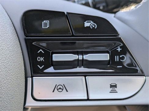 Used 2025 Hyundai Elantra SEL image 30