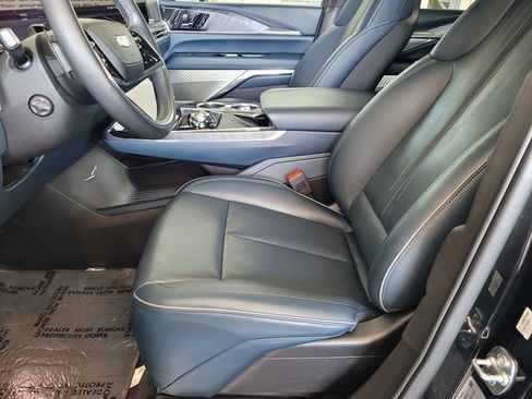 Certified 2025 Cadillac Escalade IQ Luxury 2 w/ LPO, Premium Carpet Package AWD/4WD image 17