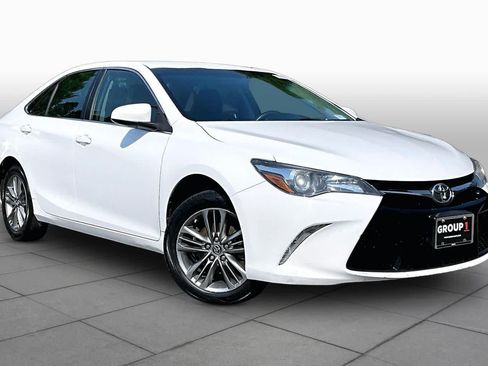 Certified 2017 Toyota Camry SE FWD image 3