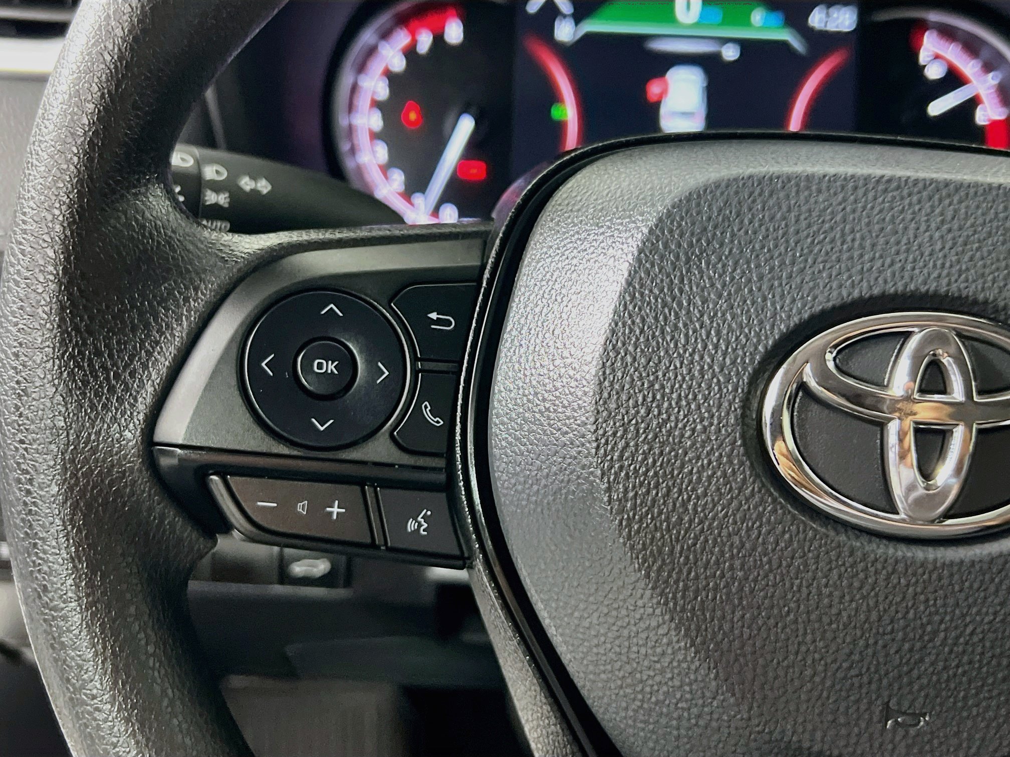 Used 2025 Toyota RAV4 XLE w/ Convenience Package FWD image 18