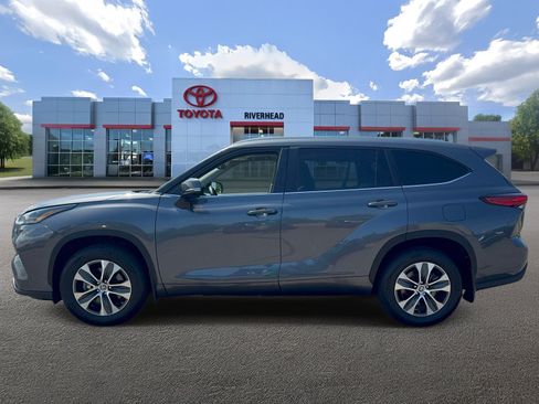 Used 2023 Toyota Highlander XLE AWD/4WD image 3