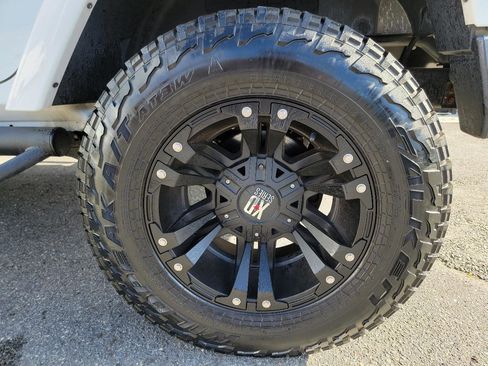 Used 2017 Jeep Wrangler Unlimited Sahara AWD/4WD image 18