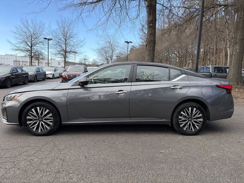 Used 2024 Nissan Altima 2.5 SV image 2