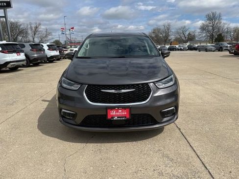 Used 2023 Chrysler Pacifica Touring-L image 8