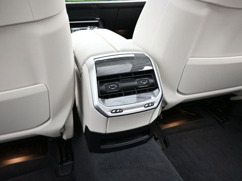 Used 2024 BMW 760i xDrive w/ Premium Package 2 image 28