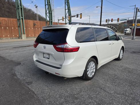 Used 2017 Toyota Sienna XLE image 8