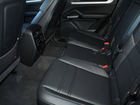 Certified 2025 Porsche Cayenne Coupe image 24