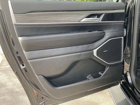 Used 2024 Jeep Wagoneer L Series III w/ Flexible Seating Group AWD/4WD image 13
