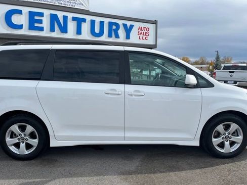 Used 2018 Toyota Sienna LE image 15