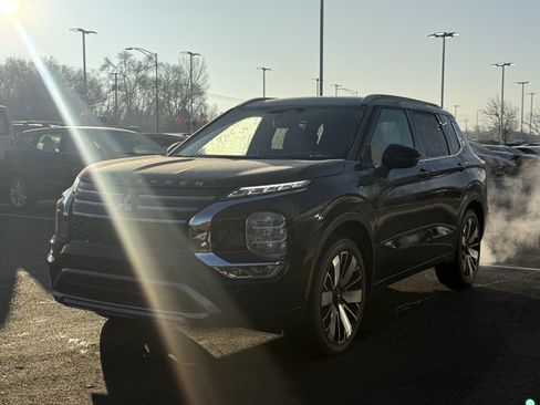 Used 2025 Mitsubishi Outlander SEL image 3