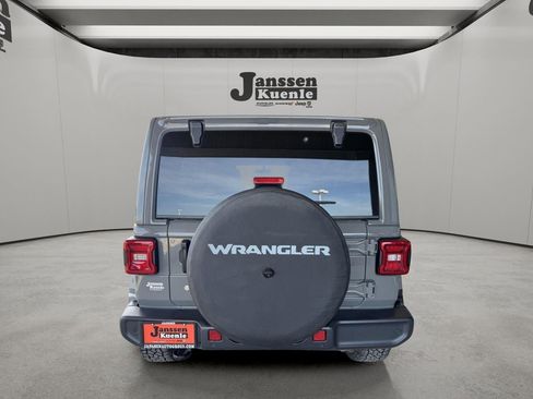 Used 2018 Jeep Wrangler Unlimited Sahara AWD/4WD image 2
