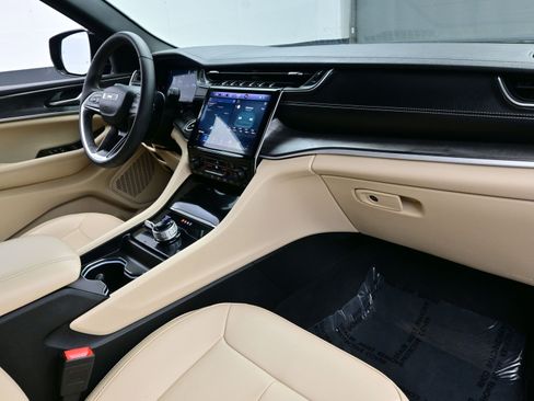 Used 2024 Jeep Grand Cherokee Limited image 16