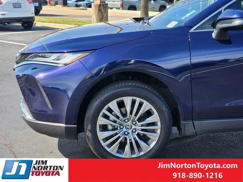 Used 2022 Toyota Venza XLE image 9