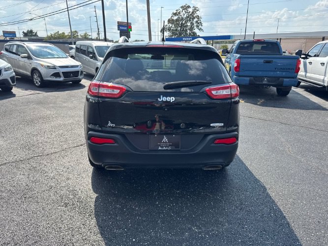 Used 2018 Jeep Cherokee Latitude w/ Cold Weather Group FWD image 6