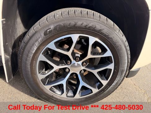 Used 2013 Chevrolet Avalanche LTZ AWD/4WD image 4