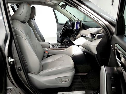Used 2023 Toyota Highlander Limited image 16