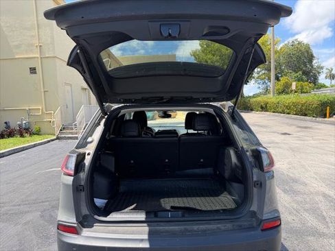 Used 2019 Jeep Cherokee Limited AWD/4WD image 16