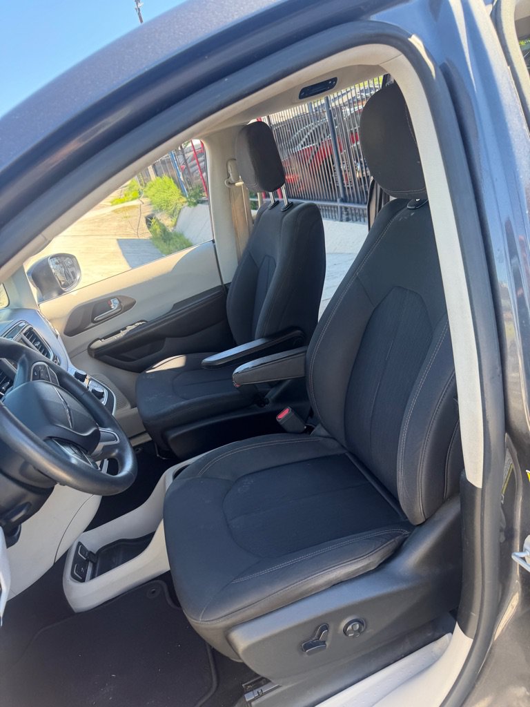 Used 2018 Chrysler Pacifica Touring FWD image 19