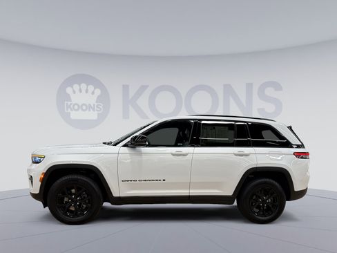Used 2025 Jeep Grand Cherokee Altitude AWD/4WD image 7