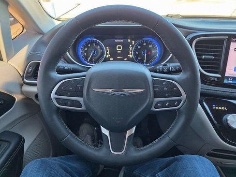 Used 2022 Chrysler Pacifica Touring-L AWD/4WD image 26