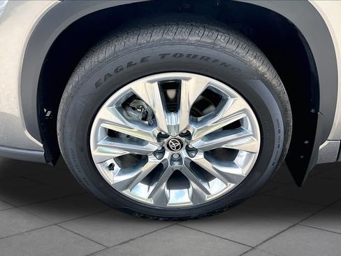 Used 2026 Toyota Highlander Limited AWD/4WD image 11